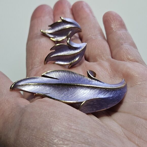 Vintage Jonette Jewelry Gold Tone Purple Enamel Brooch & Clip On Earrings Set - Picture 3 of 11